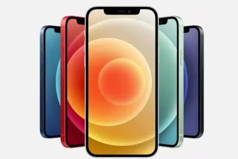 Pięć iPhone'ów 12 w różnych kolorach, ustawionych w rzędzie.