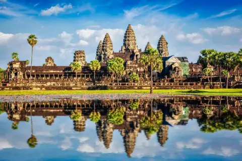 Piękna kambodża pogoda nad Angkor Wat. Lotosowy staw odbija majestatyczne wieże świątyni w błękitnym niebie z chmurami.