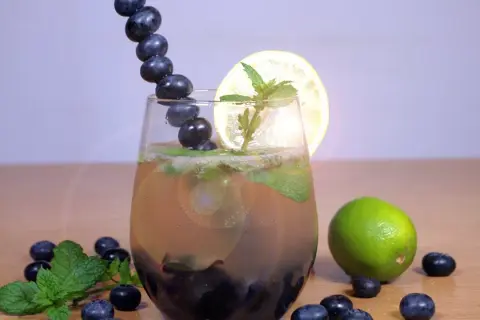 Najlepsze drinki z borówkami, które orzeźwią każdego miłośnika owoców