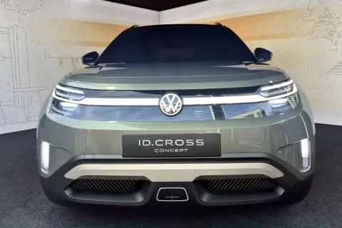 Przód koncepcyjnego Volkswagena ID. CROSS z charakterystycznymi światłami LED i logo marki.