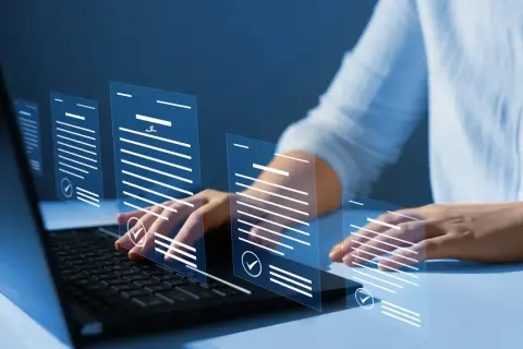 Dłonie nad klawiaturą laptopa, nad którymi unoszą się wirtualne dokumenty, jak zaświadczenie o zameldowaniu.