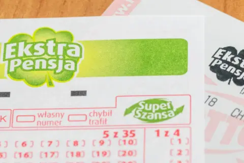 Kupon lotto z napisem "Ekstra Pensja" i "Super Szansa". Szansa na wygranie ekstra pensji i ekstra premii.