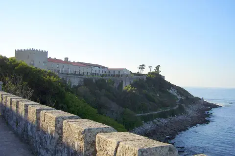 Edificio histórico en el monte de Baiona, con vistas al mar.