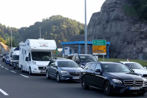 Korki na granicy, kamper i auta czekają, by dowiedzieć się, ile się jedzie do Chorwacji samochodem.