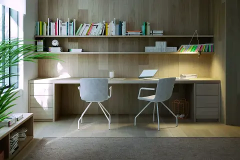 Un moderno ufficio in casa con scrivania in legno, sedie grigie, libreria piena e una pianta verde. Idee per un ambiente di lavoro funzionale e accogliente.