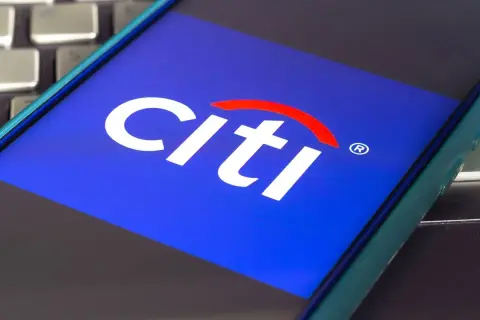Ekran telefonu z logo Citi. Szukasz informacji, jak zamknąć konto w Citi Handlowy?