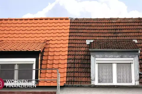 Neues Dach links, altes Dach rechts. Wann greift die Sanierungspflicht und gibt es Ausnahmen?