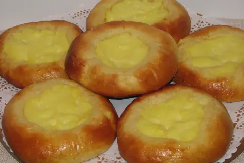 Sześć puszystych drożdżówek z budyniem, idealnych na deser lub śniadanie.
