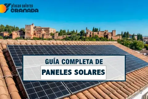 Guía completa de paneles solares en tejados, con la Alhambra de fondo. Información sobre la normativa de instalación de placas solares en comunidades de vecinos.