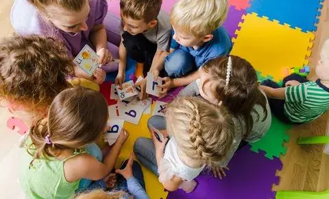 Jak ubrać dziecko na pasowanie przedszkolaka, aby czuło się komfortowo?