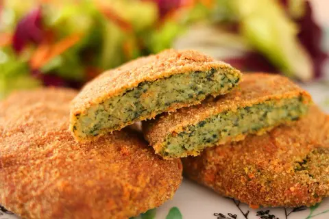 Deliziose spinacine fatte in casa, dorate e croccanti, con un cuore verde e morbido. Accompagnate da un'insalata fresca.