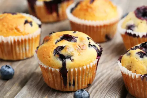 Frisch gebackene Blaubeermuffins mit saftigen Blaubeeren, perfekt für ein einfaches Blaubeermuffins Rezept.