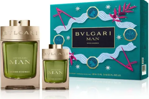 Dwa flakony i pudełko perfum Bvlgari Man Wood Essence w odcieniach zieleni i złota.