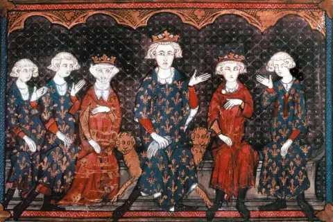 Six figures royales, dont des garçons aux prénoms du 19ème siècle, portent couronnes et robes fleurdelysées.