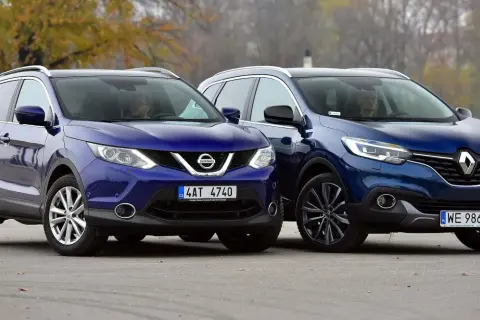 Dwa niebieskie SUV-y, Nissan Qashqai i Renault Kadjar, stoją obok siebie. To jedne z najmniej awaryjnych SUV-ów 10 letnich.