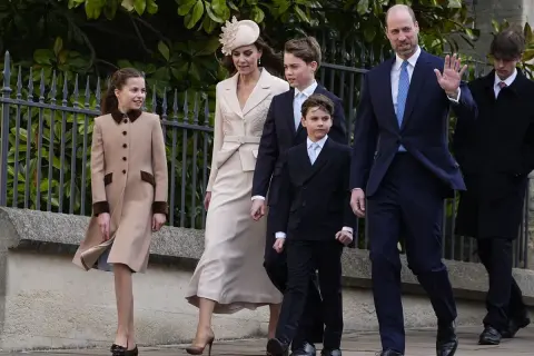 Kate Middleton hoy, junto a su familia, camina elegantemente. La princesa Charlotte, el príncipe George y el príncipe Louis la acompañan.