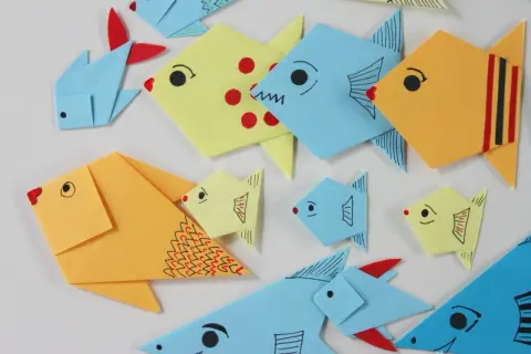 Kolorowe origami do druku w kształcie rybek, ozdobione rysunkami.