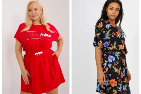 Dwie kobiety prezentują modne sukienki letnie duże rozmiary: jedna w czerwonej, z napisem "Love Fashion", druga w czarnej, w kwiatowy wzór.