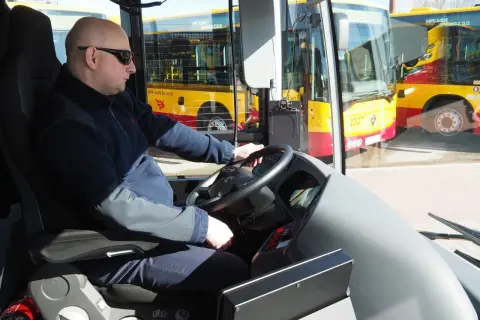Ile zarabia kierowca autobusu MPK Łódź? Zaskakujące zarobki w branży!