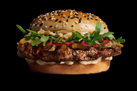 Ile kosztuje burger? Sprawdź ceny fast food, rzemieślniczych i Wagyu