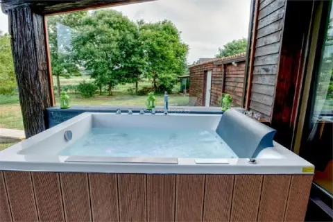 Jacuzzi con vistas a la naturaleza en la Ribeira do Tambre. Relájate rodeado de árboles y tranquilidad.