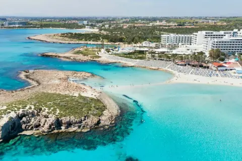 Piękne, turkusowe morze i piaszczysta plaża z białymi hotelami. Czy Cypr jest bezpieczny? Tak, to idealne miejsce na wakacje!