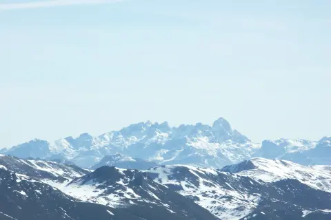 Picos nevados de Europa bajo un cielo azul claro.