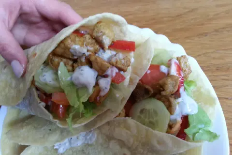 Dwie porcje pysznego, domowego kebab w tortilli z kurczakiem, warzywami i sosem. Idealne na szybki lunch.