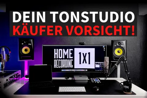 Ein **home studio akustik** Setup mit Monitor, Mikrofon, Kopfhörern und Lautsprechern. Warnung: "DEIN TONSTUDIO KÄUFER VORSICHT!