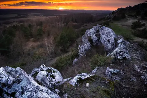 Skaliste wzgórza Gór Świętokrzyskich o zachodzie słońca.