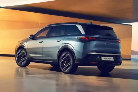 Nowe e-5008 w kolorze niebieskim, z nowoczesnymi światłami i felgami. Wiele osób szuka peugeot 5008 opinie, by poznać ten model.