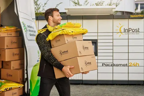 Kurier InPost z paczkami przy Paczkomacie. Śledź swoje InPost statusy przesyłek, by wiedzieć, gdzie są Twoje zamówienia.