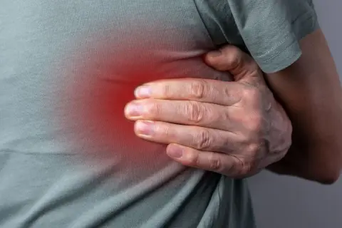 Uomo si tiene il fianco, con un'area rossa che indica un dolore tipo scossa elettrica.