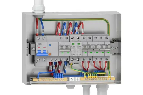 W skrzynce elektrycznej widać łączenie bednarki z przewodem, bezpieczniki i okablowanie.