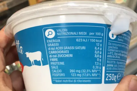 Etichetta nutrizionale per ricotta: 12g di grassi per 100g. Contiene 250g.