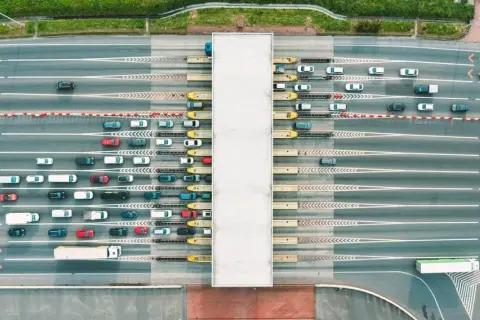 Jak działa opłata za autostrady w IKO i jak uniknąć problemów?