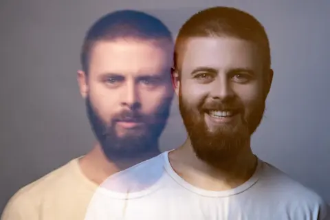 Dwóch mężczyzn, jeden z uśmiechem, drugi z poważną miną, jakby w stanie manii.