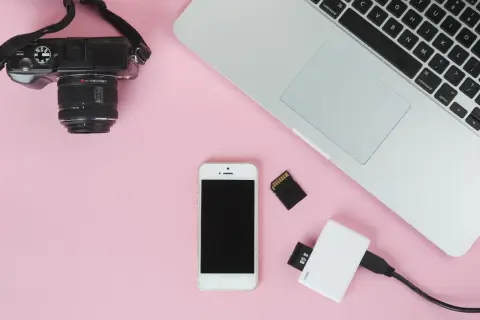Aparat, telefon, karta pamięci i czytnik – wszystko gotowe, by pokazać, jak przesłać zdjęcia z telefonu na komputer.