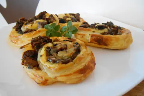 Ciasto francuskie z pieczarkami i serem – łatwy przepis krok po kroku