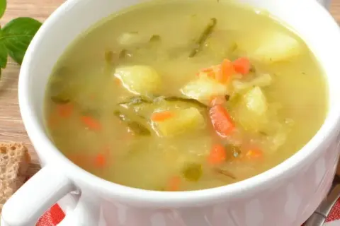 Jak zrobić zupę ogórkową z kiszonych ogórków - prosty przepis krok po kroku