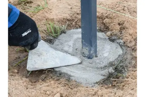 Jaką zaprawę wybrać do słupków ogrodzeniowych, by były stabilne?
