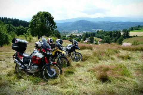 Najlepsze trasy motocyklowe w Czechach: malownicze drogi i praktyczne porady
