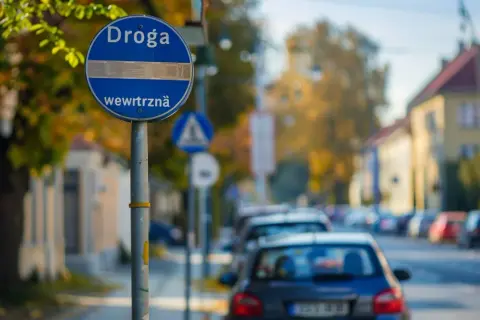 Co oznacza znak droga wewnętrzna? Przepisy drogowe i znaczenie znaku