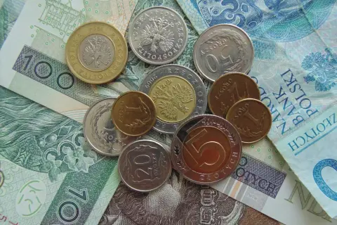 Czy warto inwestować w waluty? Korzyści, ryzyka i porady dla początkujących