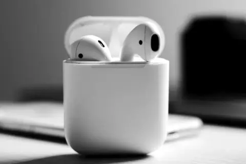 Jak wyczyścić AirPods z woskowiny i uniknąć uszkodzeń?