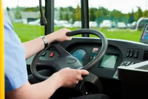 Ile wynosi emerytura kierowcy autobusu? Kluczowe informacje i przykłady.