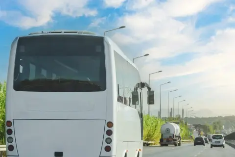 Ile może jechać autobus na autostradzie? Poznaj kluczowe informacje.