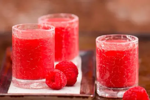 Najlepsze przepisy na drinki z Soplicą malinową, które zachwycą smakami