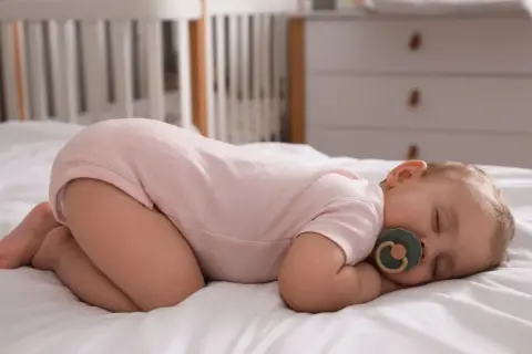 Dlaczego dziecko śpi z pupą do góry? Zrozum przyczyny tej pozycji.