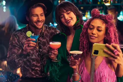Pyszne drinki z niebieskim curacao, które zachwycą Twoich gości